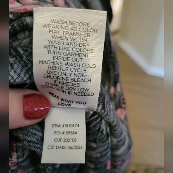 Torrid Floral V-Neck Women's Top - Picture 5 of 5